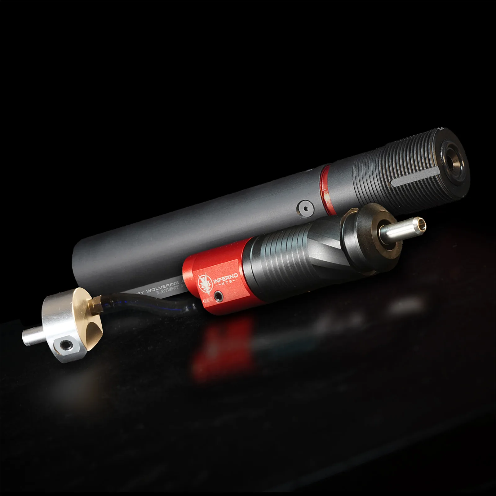 Configuración editorial premium de equipo HPA MTW sobre mesa táctica